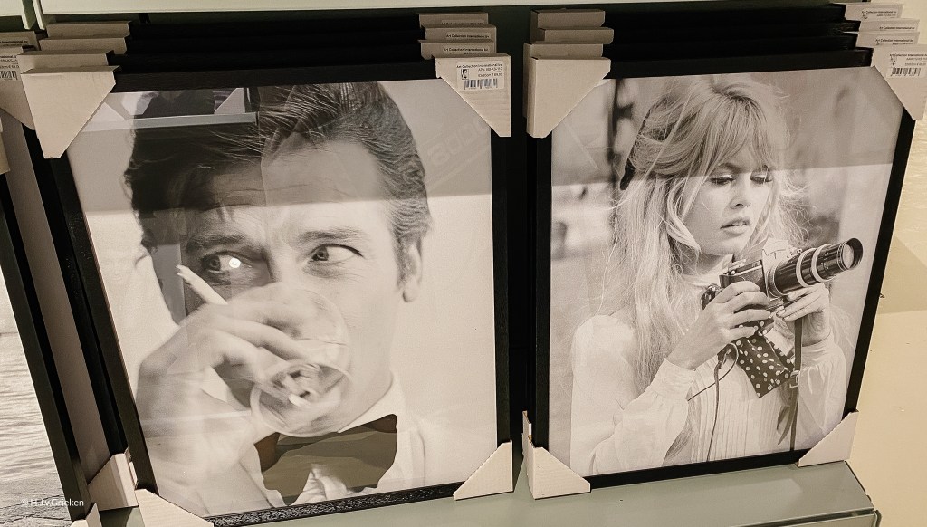 A gallery wall that tells your story. How to Create a Stylish Gallery Wall with 4 tips about theme, layout, frames and interactivity.